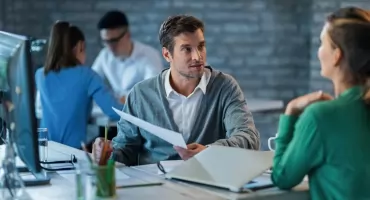 Leasing pracowniczy w 2026 roku. Sprawdź, jak agencja pracy tymczasowej zamienia Twoje koszty stałe na zmienne