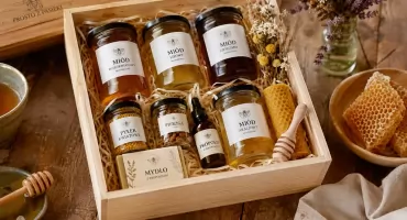 Naturalny prezent z miodem – komu i na jaką okazję podarować zestaw z pasieki
