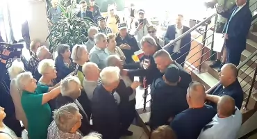 Burzliwa sesja sejmiku i konferencja marszałka. Spór o pakt migracyjny [VIDEO]