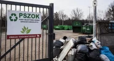 Mandaty za podrzucanie śmieci pod PSZOK w gminie Ciechanowiec. Sprawców ujawnił monitoring