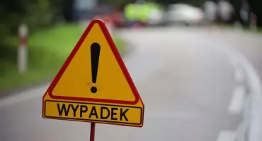 Zderzenie samochodu z traktorem w gminie Klukowo. Kierowca i dwoje dzieci w szpitalu