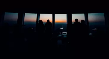 Gdzie poczujesz się jak w Nowym Jorku? Odwiedź ten luksusowy taras widokowy w Warszawie.