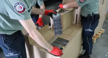 Podlaska KAS przejęła 560 tys. paczek nielegalnych papierosów. Kontrabanda była w ciężarówce na trasie S8 [video]