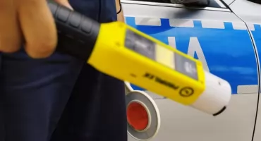 Miał ponad 2 promile. Rowerem elektrycznym uderzył w zaparkowane auto