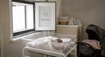 Dwumiesięczna dziewczynka pozostawiona w oknie życia w Białymstoku