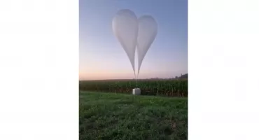 Balony odnalezione na polu w Jabłonce Kościelnej. Policja zabezpiecza znalezisko [FOTO + aktualizacja]