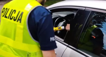 Ponad 3 promile i bez prawa jazdy. 46-latek uderzył Fiatem w znak drogowy