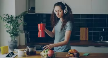 Kuchnia bez telewizora w tle. Dlaczego audiobook może być najlepszym towarzyszem gotowania?