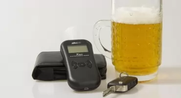 Dwóch nietrzeźwych mężczyzn na motorowerze. Pojazd nie miał tablicy, badań ani OC