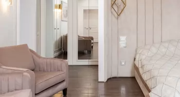 Jedna czy dwie lampy ścienne? Jak zaplanować symetryczne oświetlenie wnętrza?