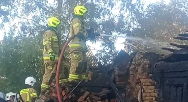 Pożar drewnianego domu. Strażacy rozbierali część konstrukcji, by dogasić zarzewia [foto]