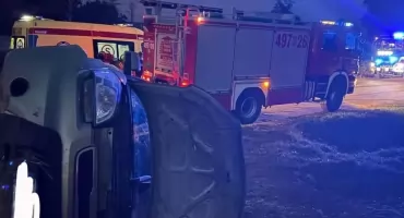 Nietrzeźwa 26-latka dachowała samochodem. Trafiła do szpitala [foto]