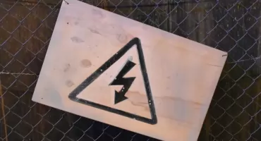 Kompensacja mocy biernej - jak ograniczyć niepotrzebne koszty energii w firmie?