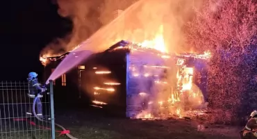 Nocny pożar w gminie Kobylin-Borzymy. Pustostan cały w ogniu [foto]