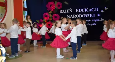 „Żabki” uczciły święto nauczycieli. Dzień Edukacji Narodowej w Przedszkolu Miejskim nr 2 w Wysokiem Mazowieckiem [foto]