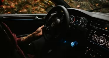 Jak wyjąć radio samochodowe- Klucze do demontażu i najczęstsze błędy